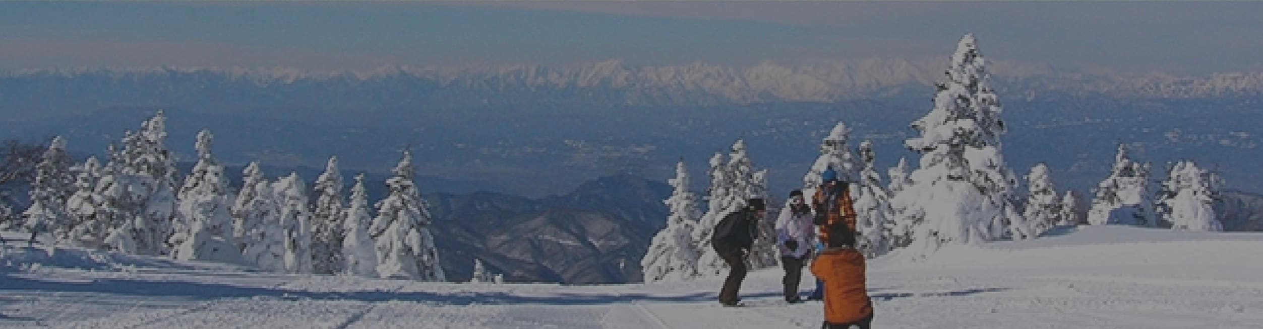 雪景色の山道入口